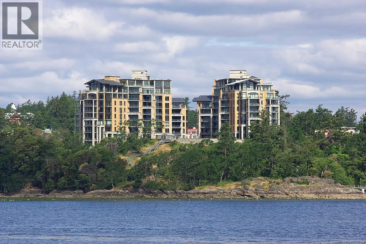 802 847 Dunsmuir Rd