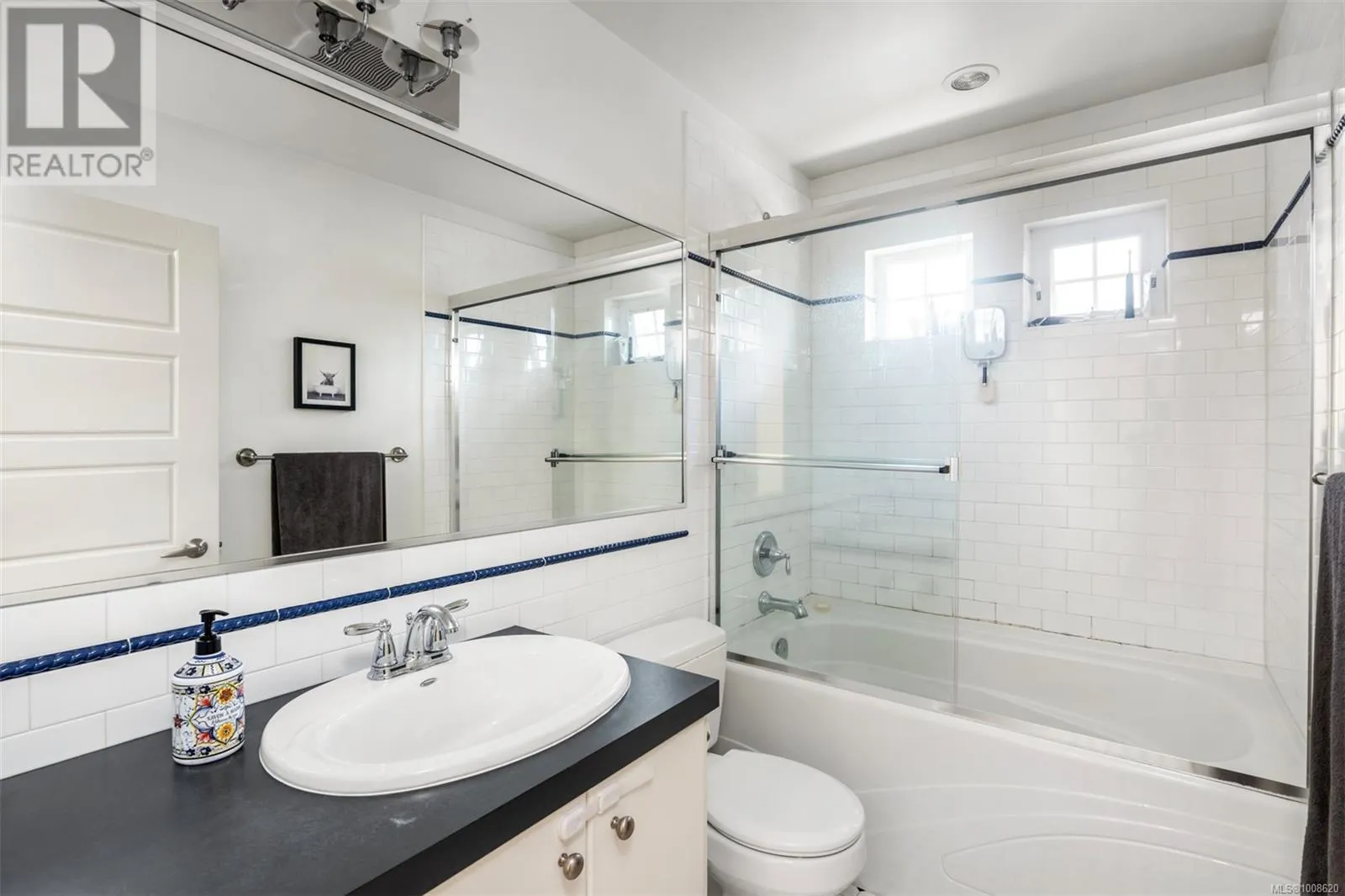590 Simcoe St