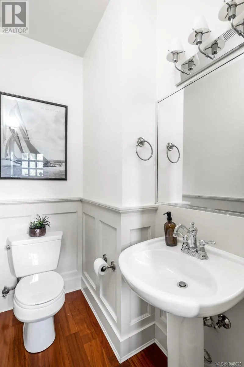 590 Simcoe St