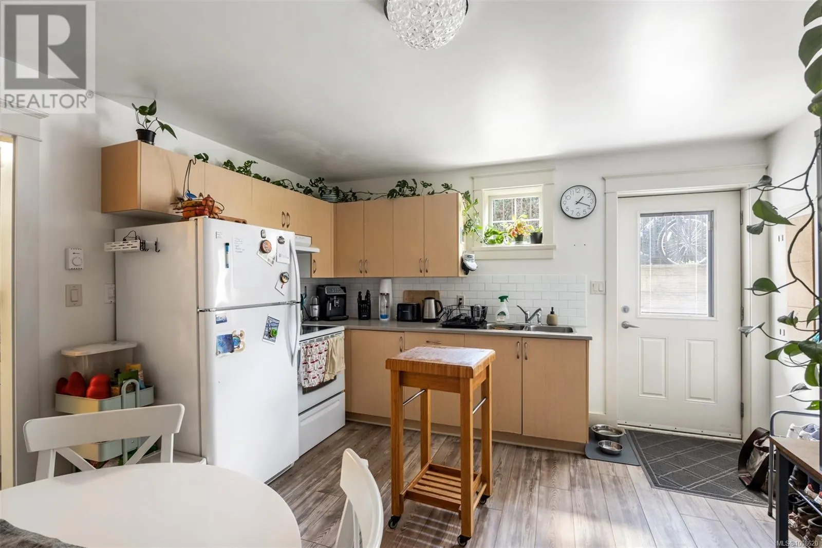 590 Simcoe St