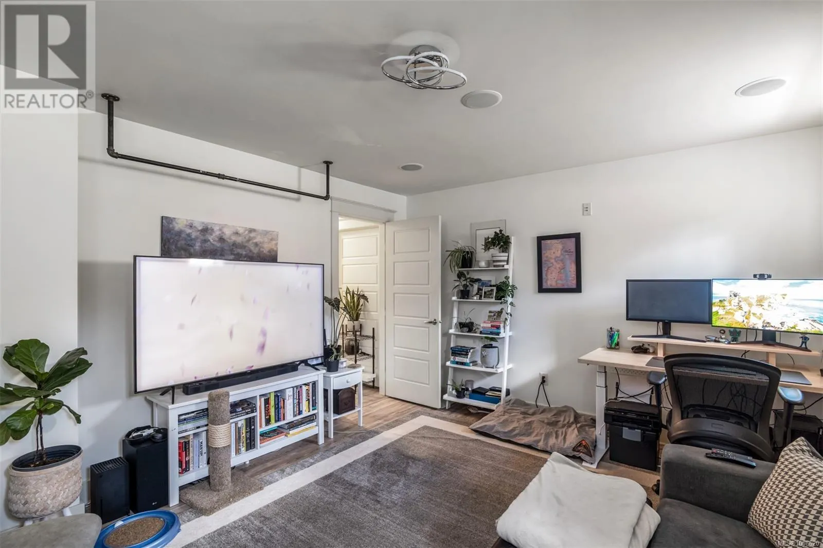 590 Simcoe St