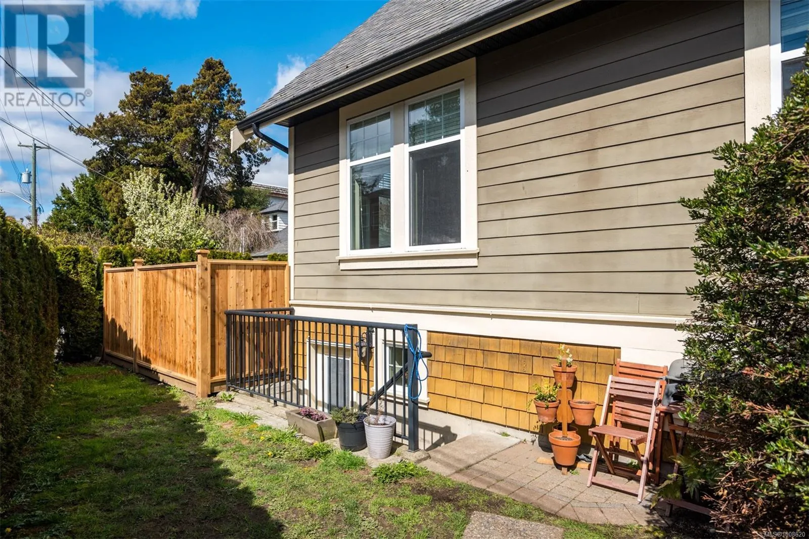 590 Simcoe St