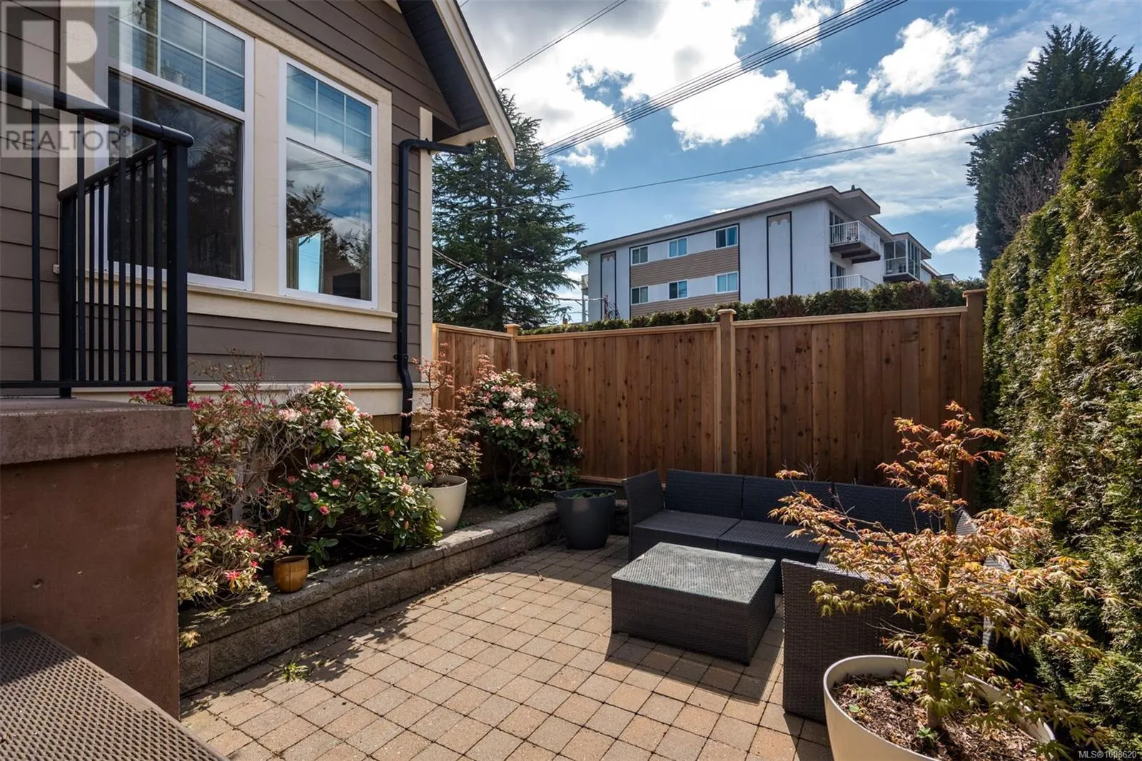 590 Simcoe St