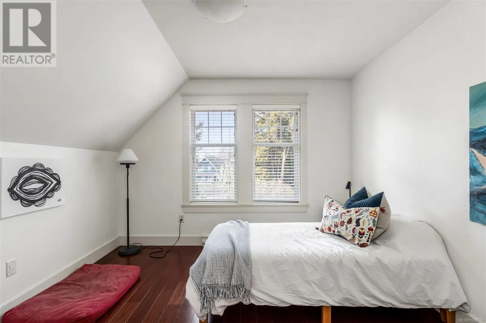 590 Simcoe St