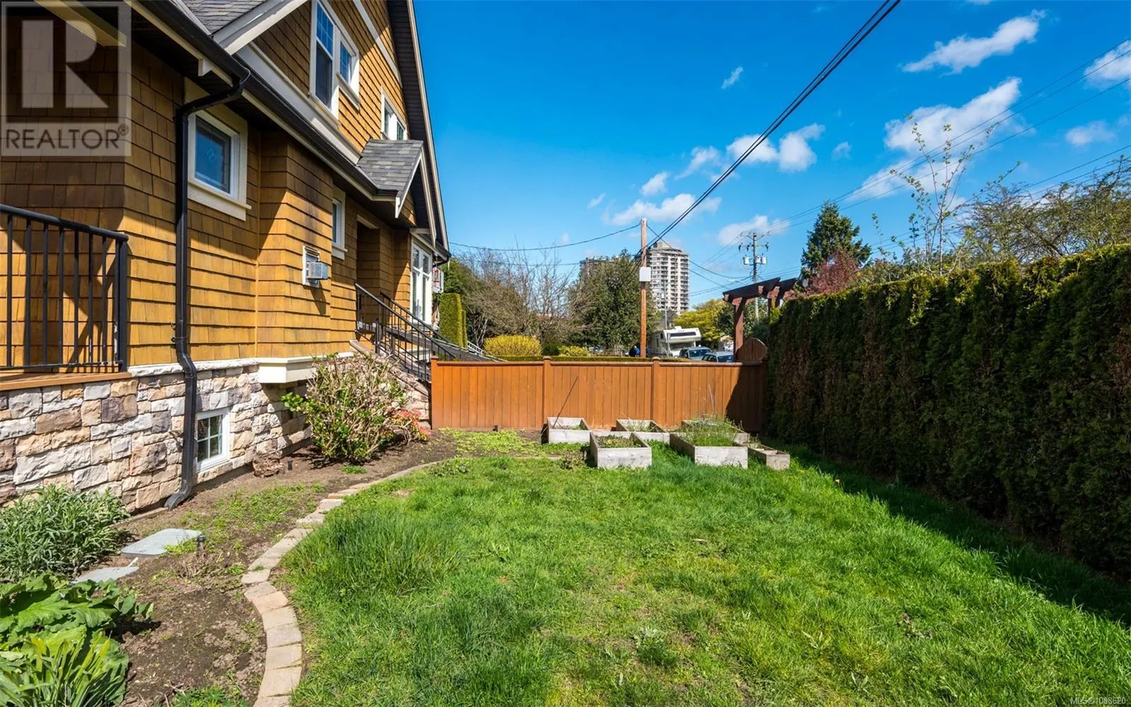 590 Simcoe St