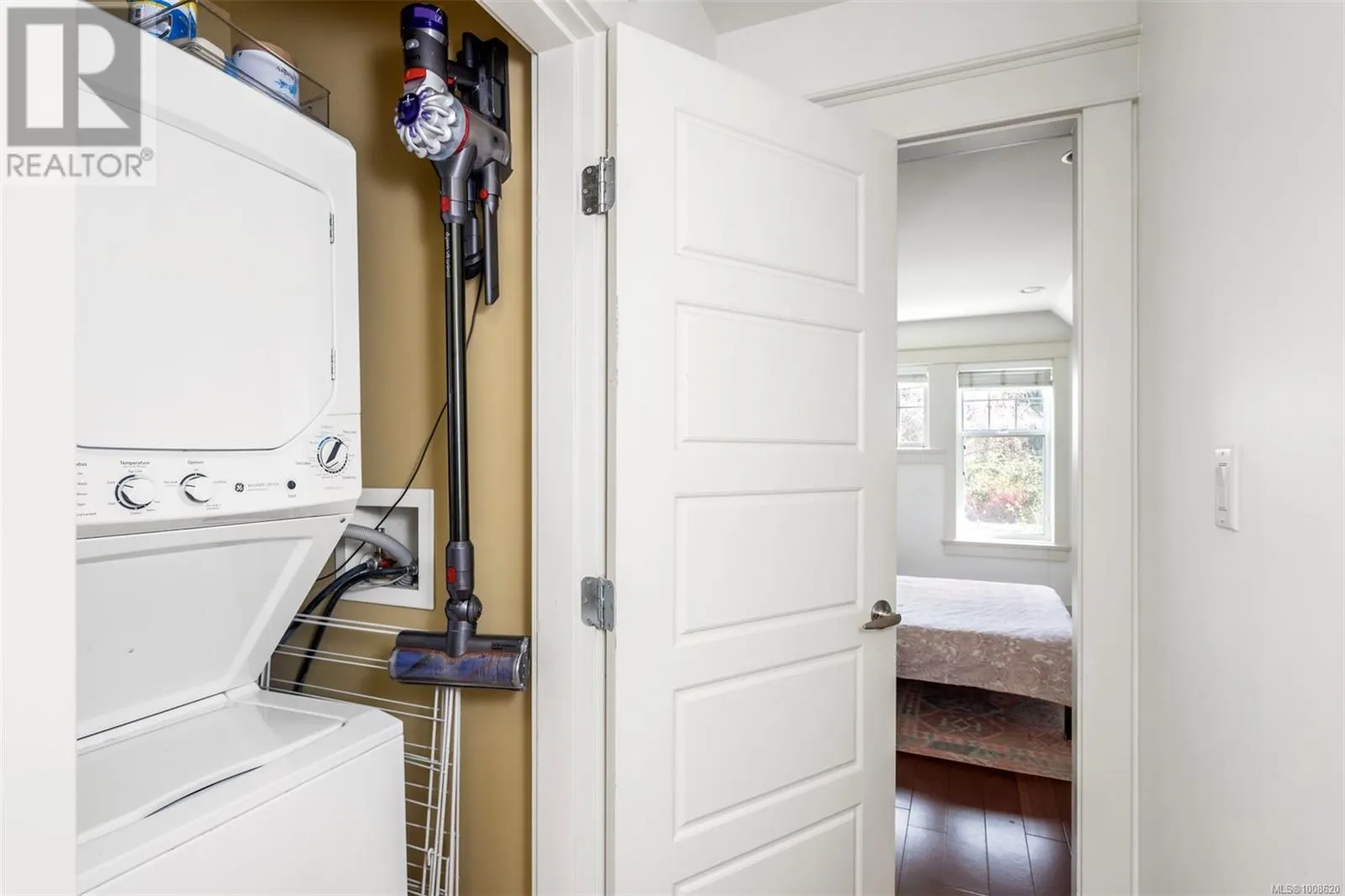 590 Simcoe St