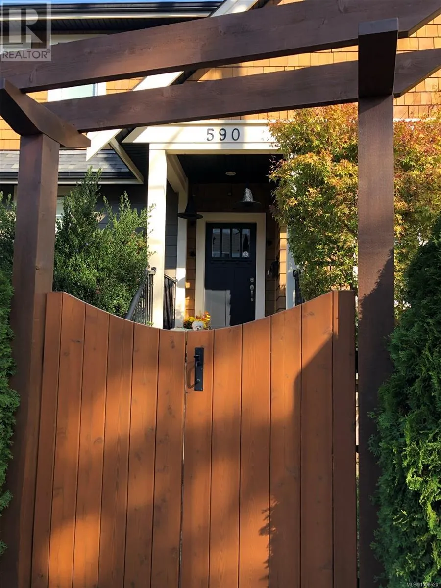 590 Simcoe St