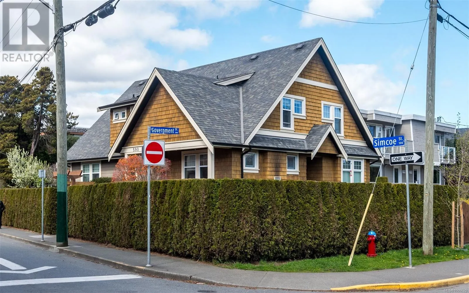 590 Simcoe St