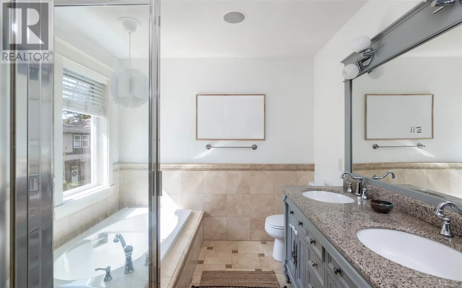 590 Simcoe St