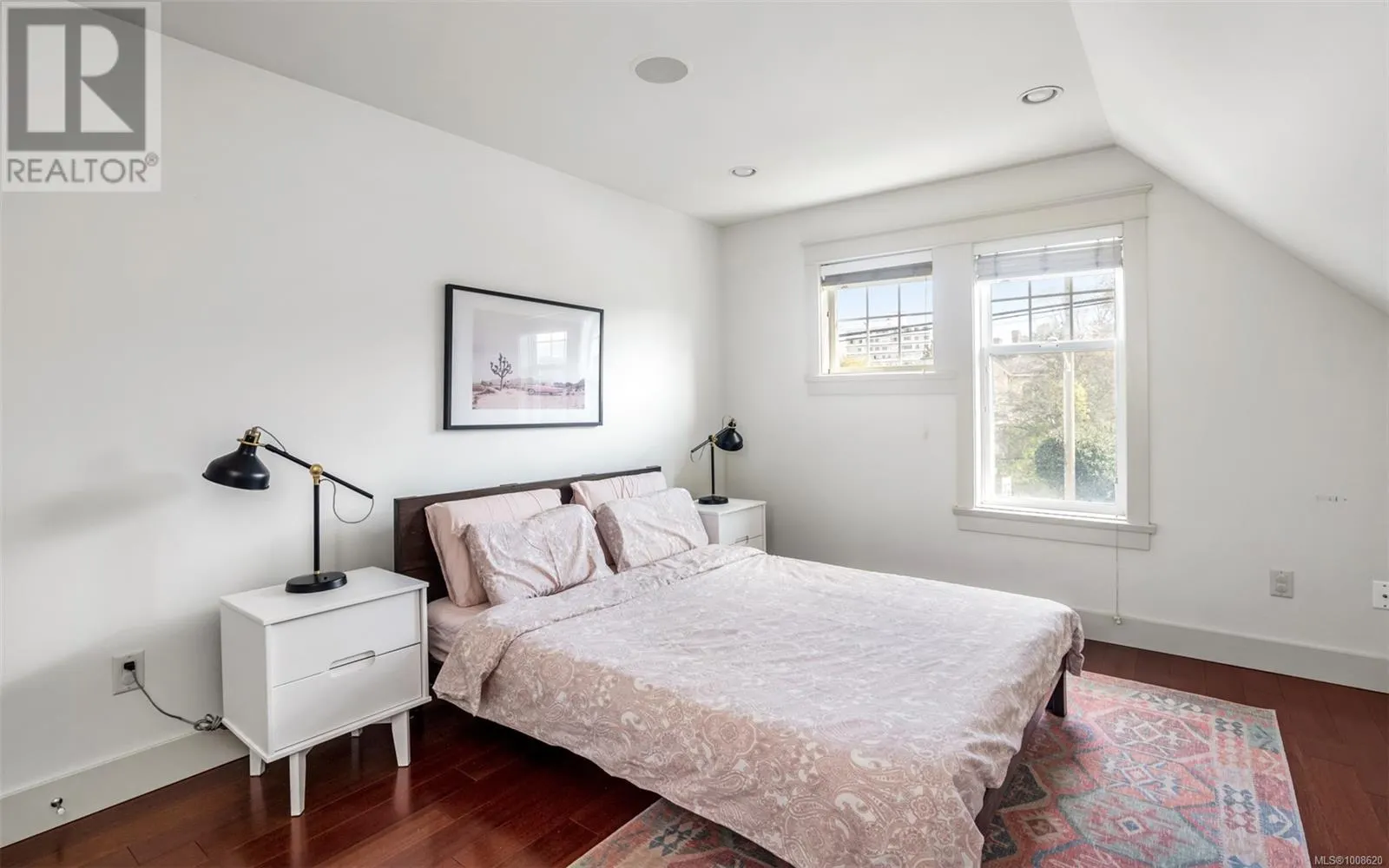 590 Simcoe St