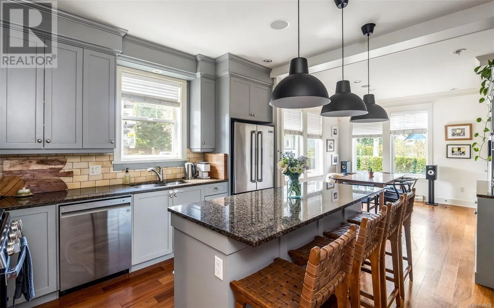 590 Simcoe St