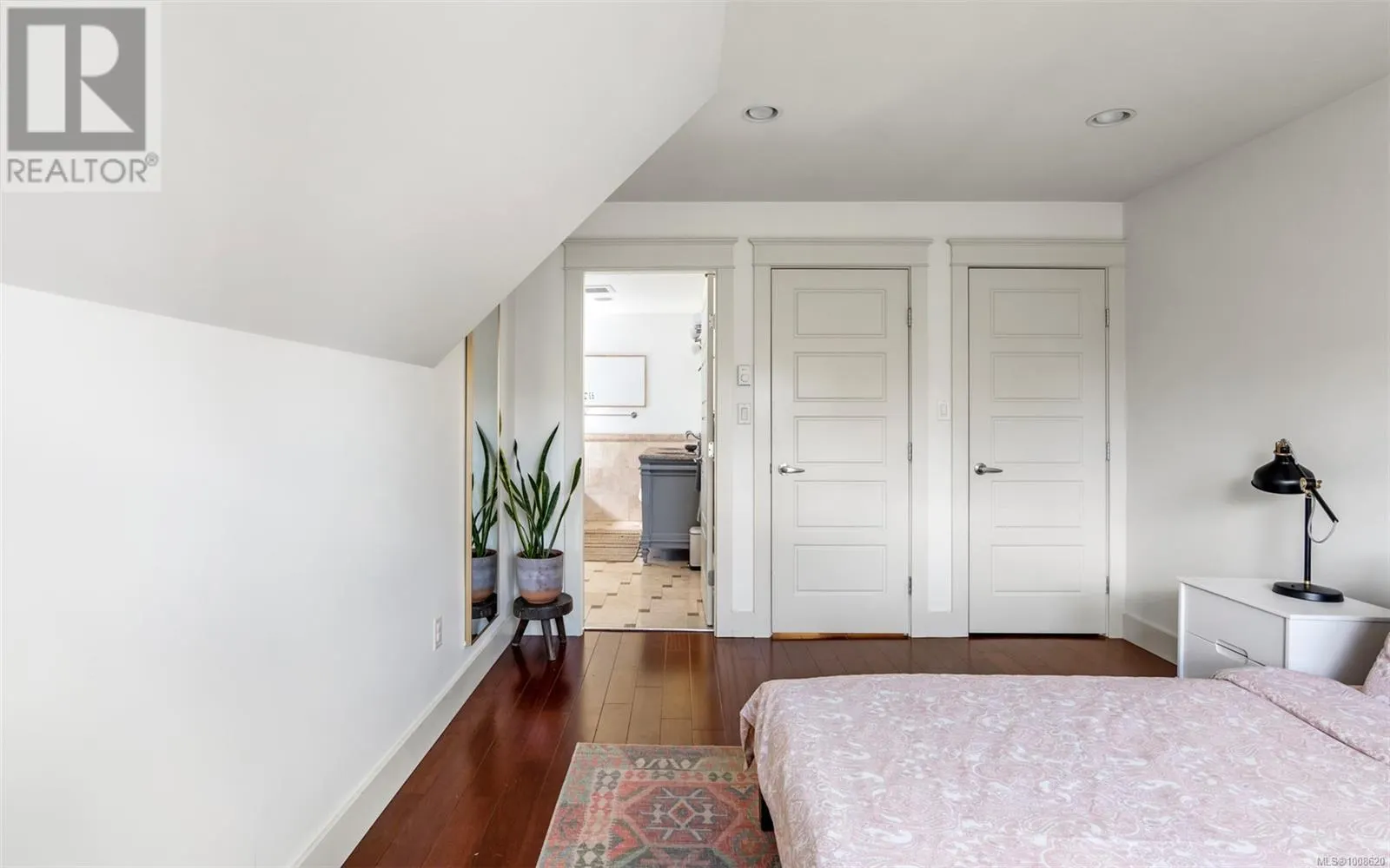 590 Simcoe St