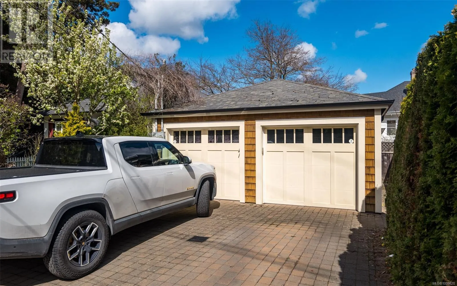 590 Simcoe St
