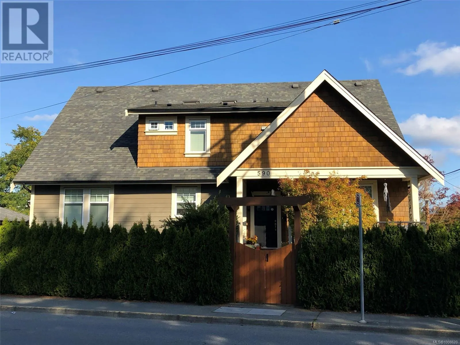 590 Simcoe St