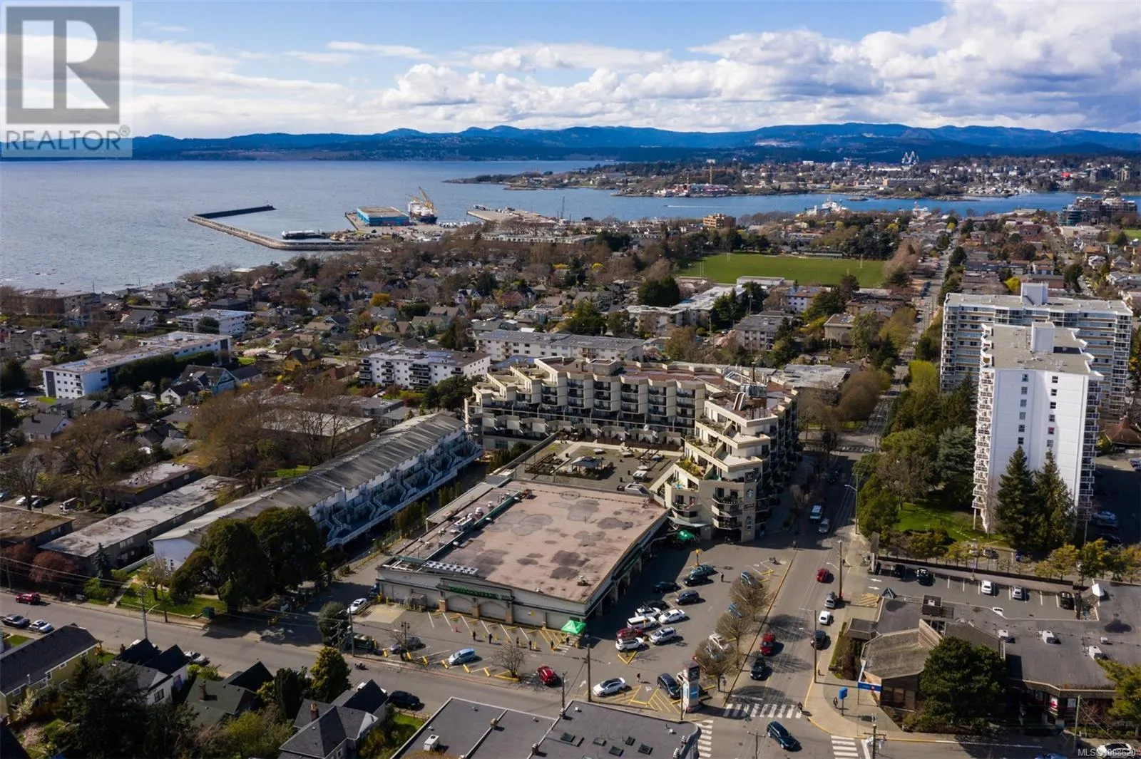 590 Simcoe St