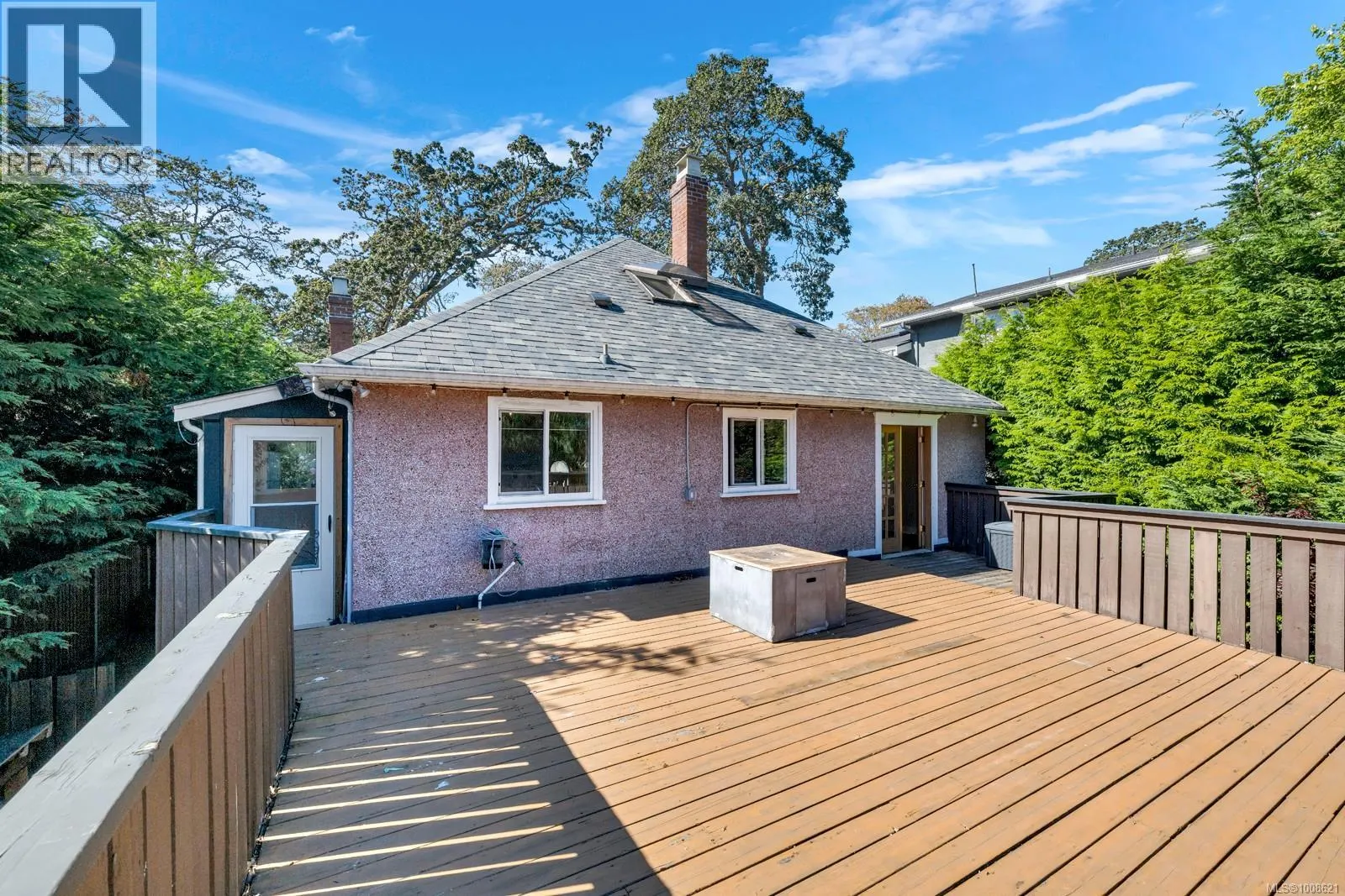 869 Richmond Ave