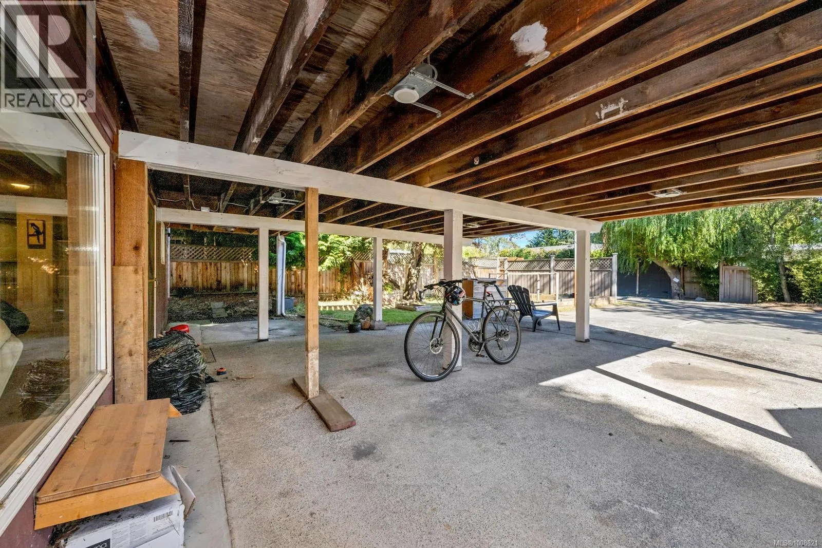 869 Richmond Ave