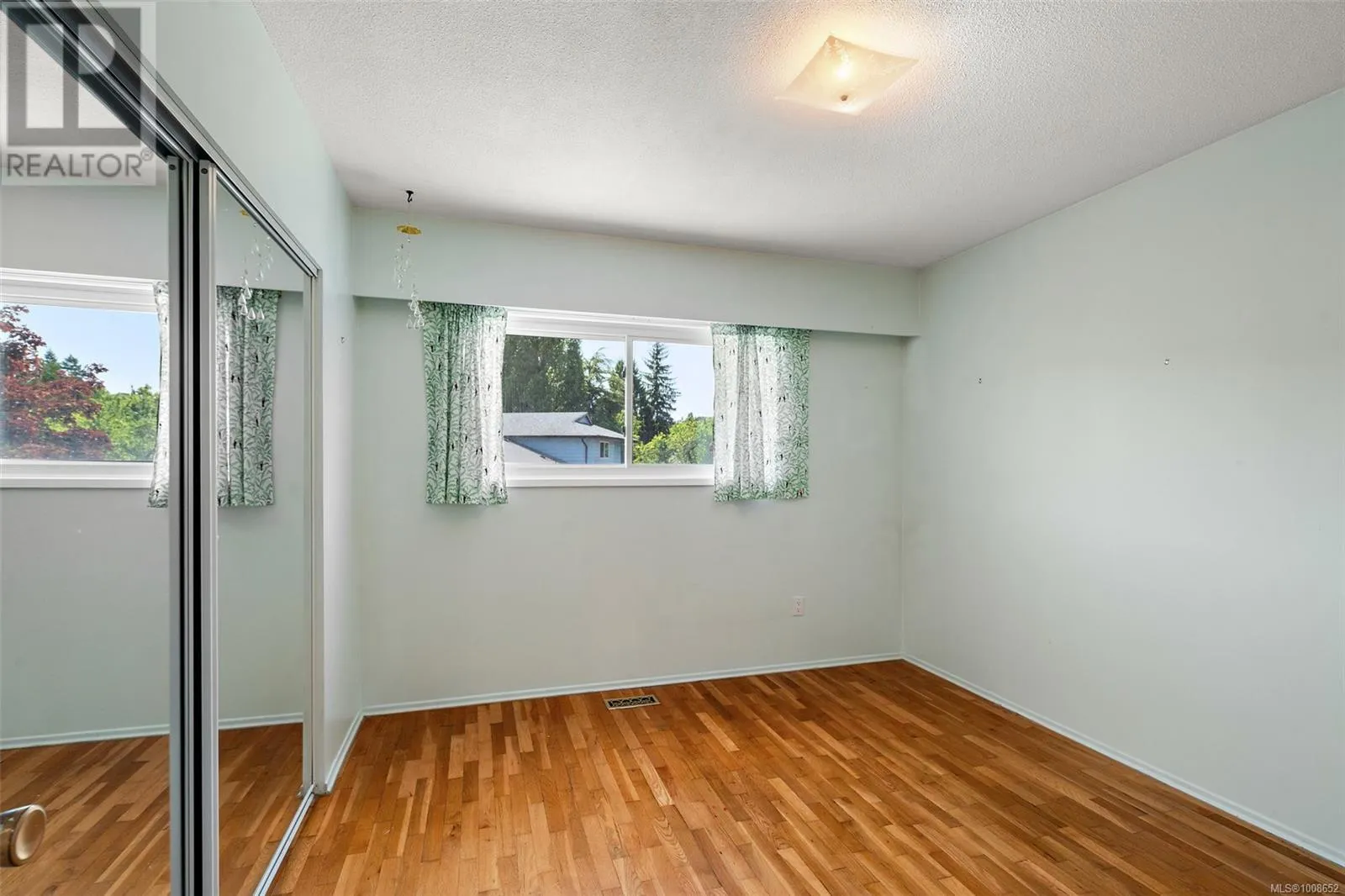 1563 Kenmore Rd