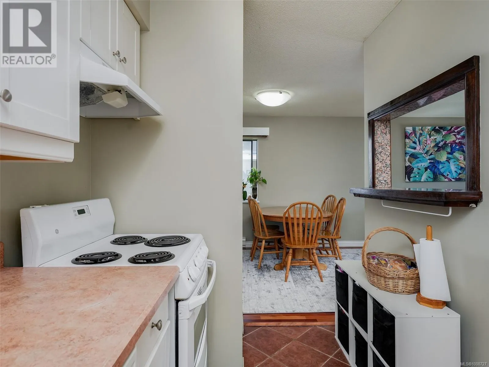 203 2747 Quadra St