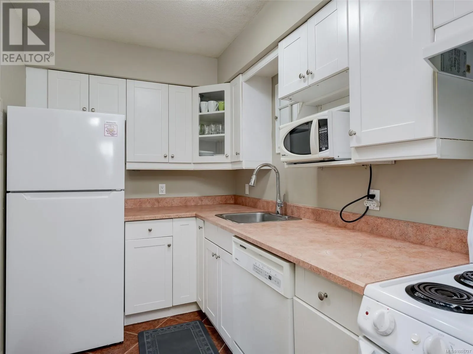 203 2747 Quadra St