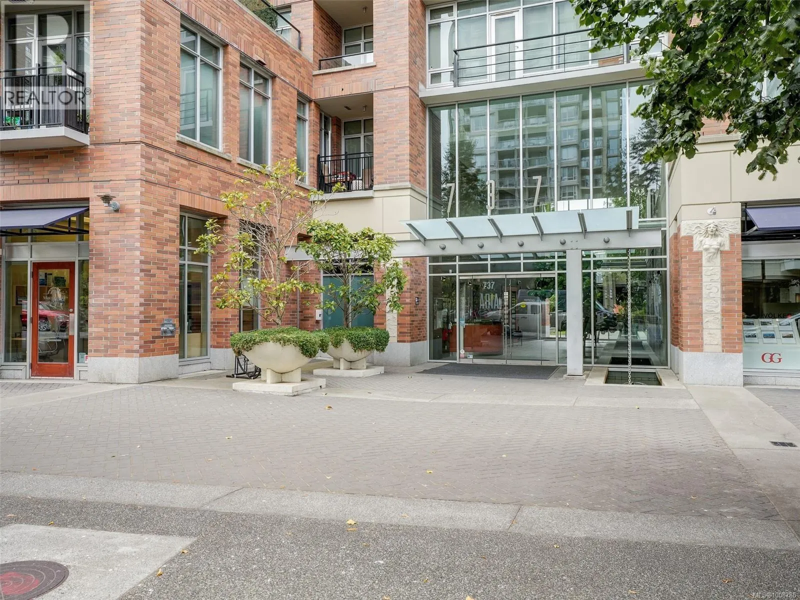 N609 737 Humboldt St