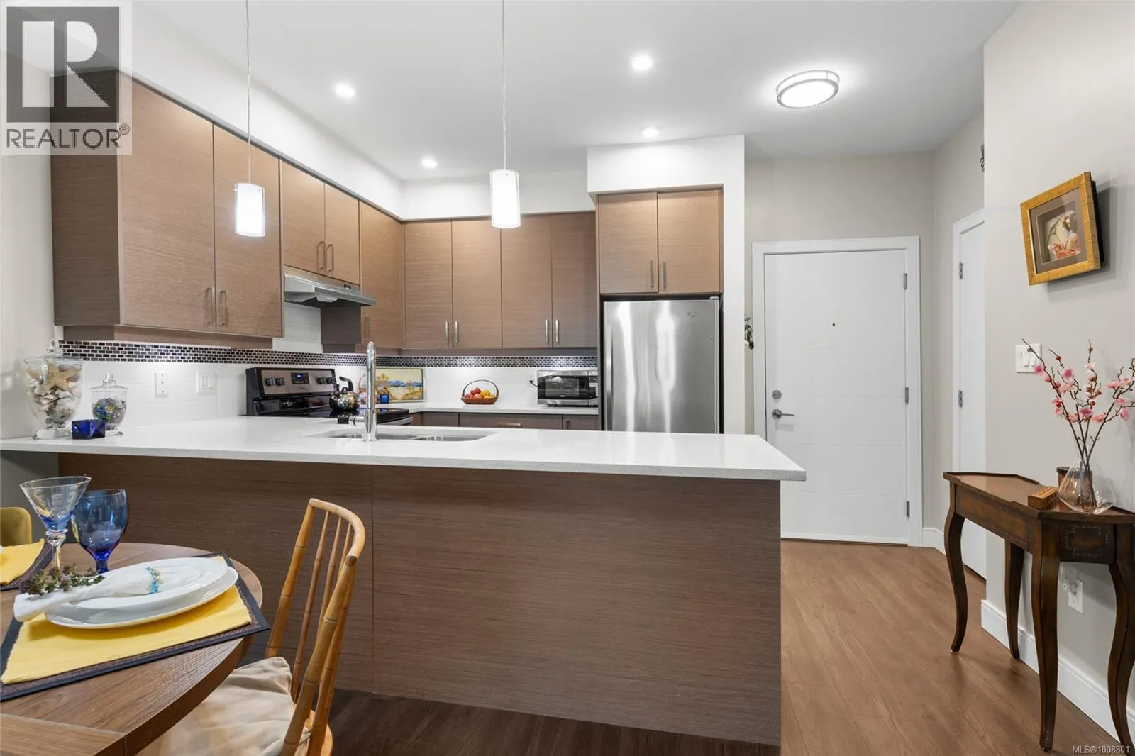 203 7111 West Saanich Rd