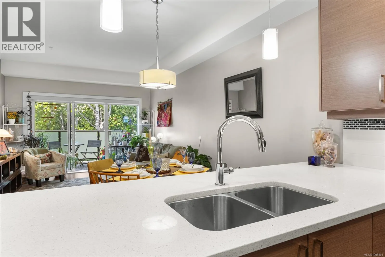 203 7111 West Saanich Rd