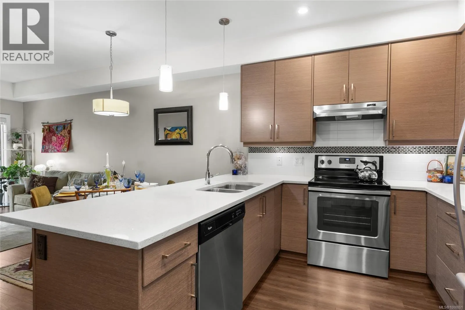 203 7111 West Saanich Rd