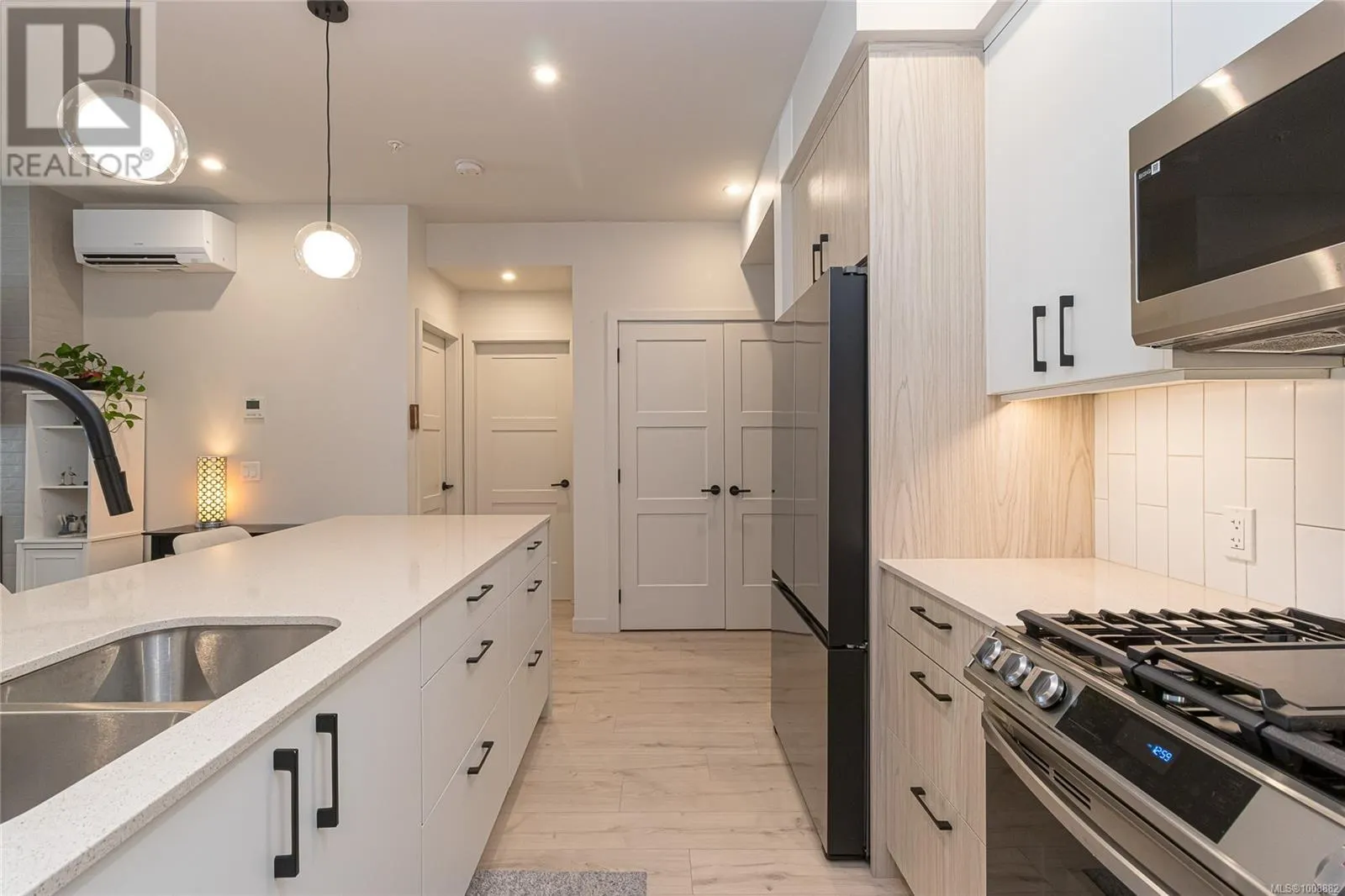208 958 Pharoah Mews