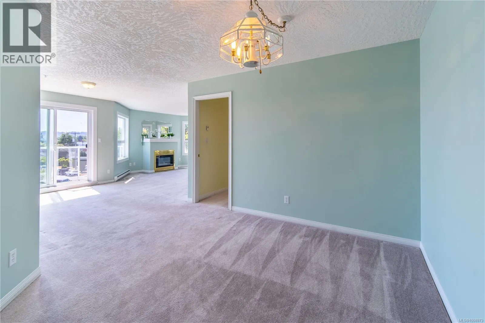 303 2440 Oakville Ave