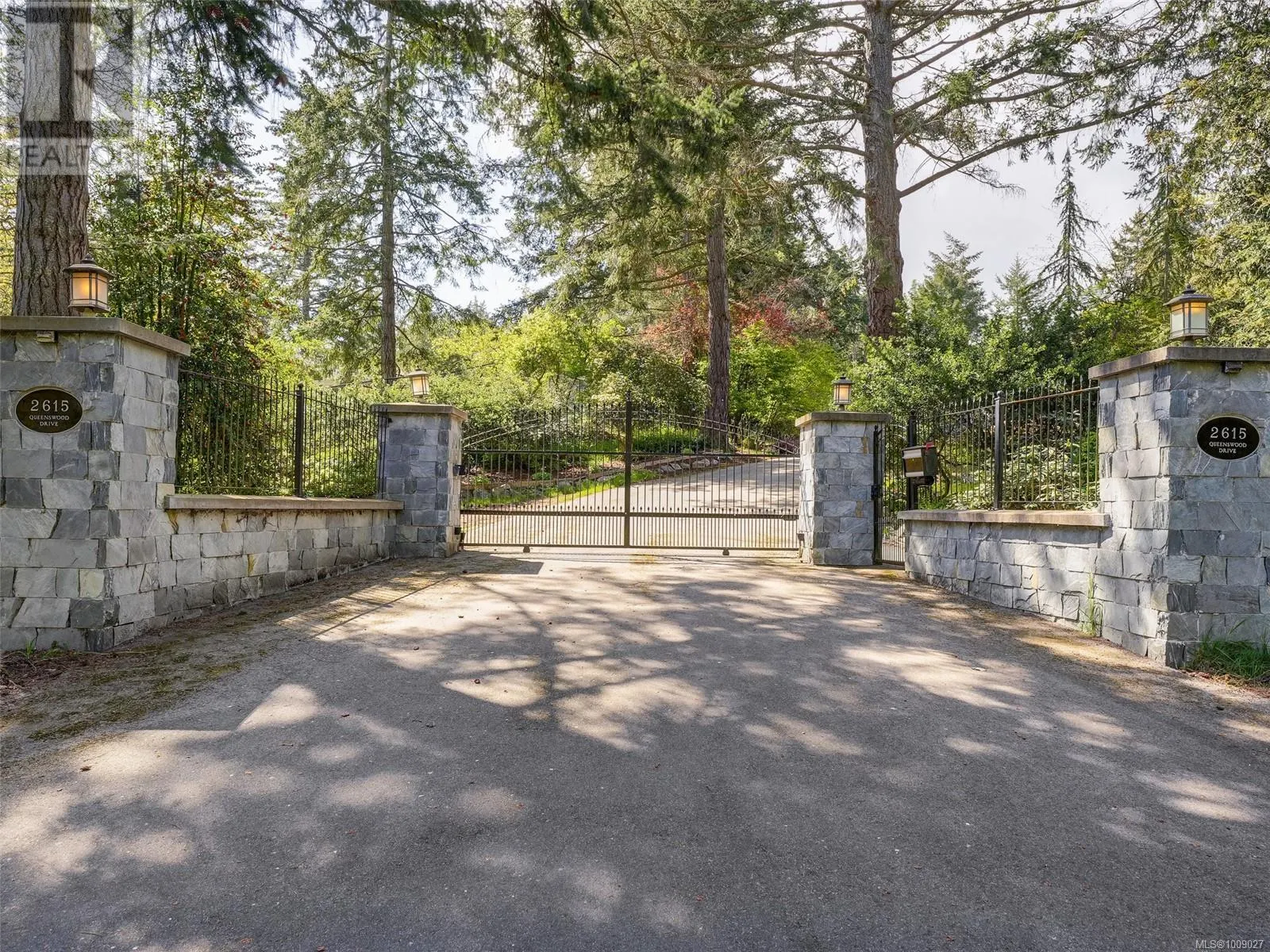 2615 Queenswood Dr