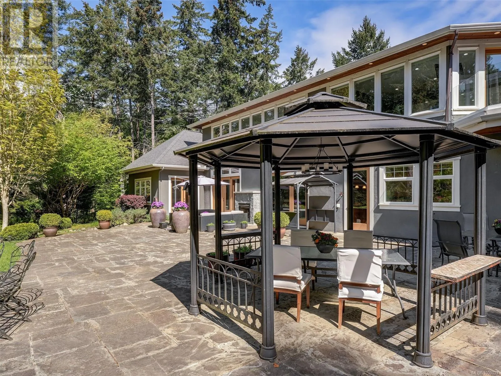 2615 Queenswood Dr