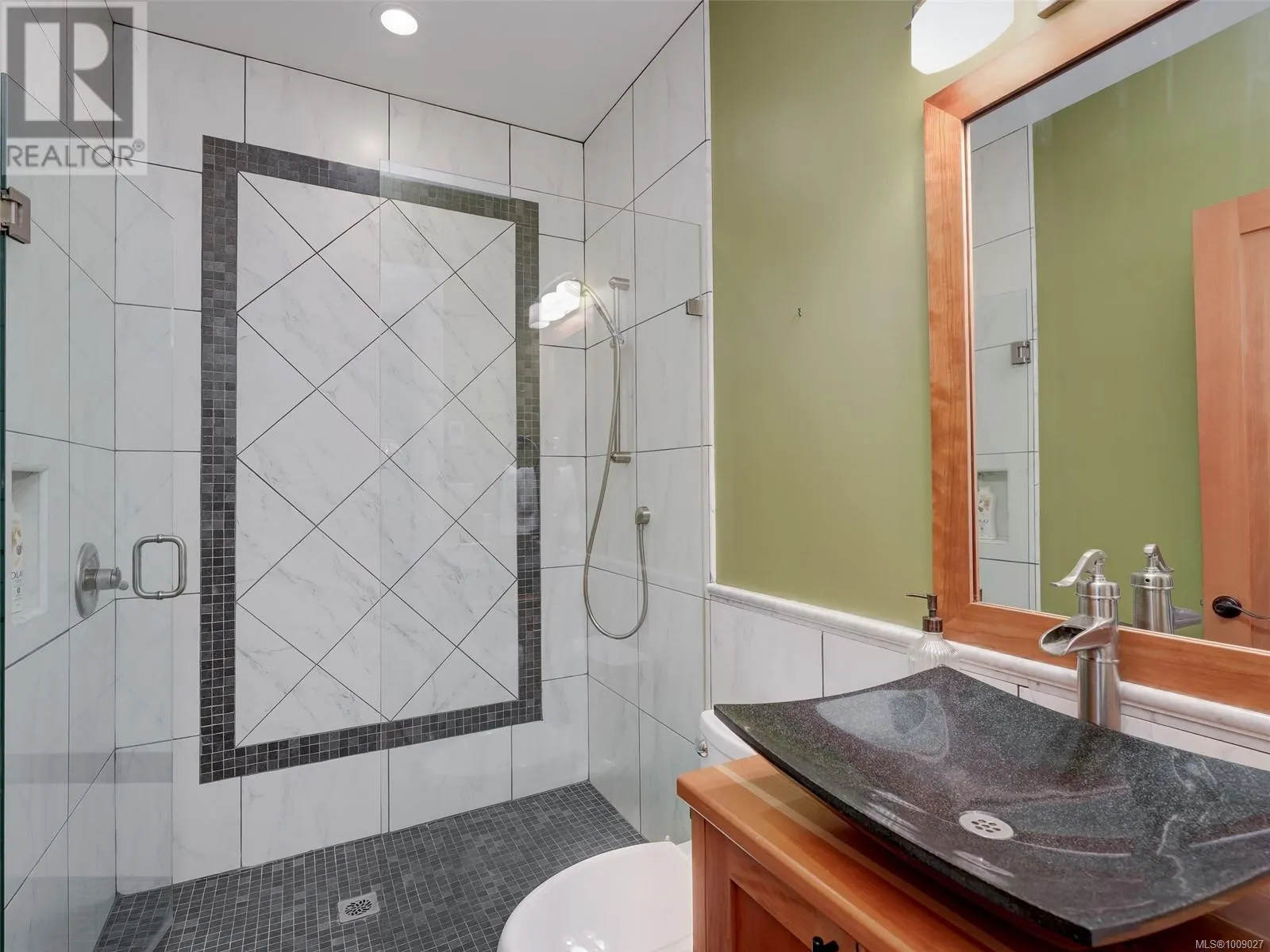 2615 Queenswood Dr