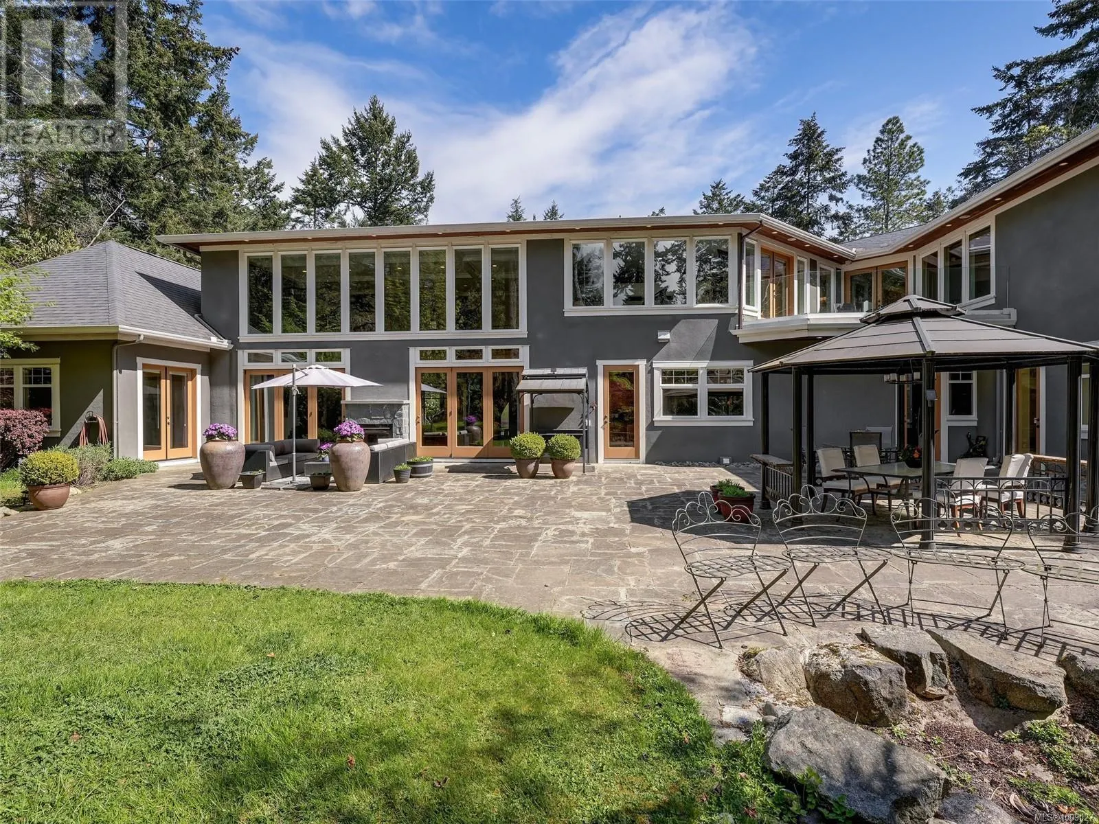 2615 Queenswood Dr