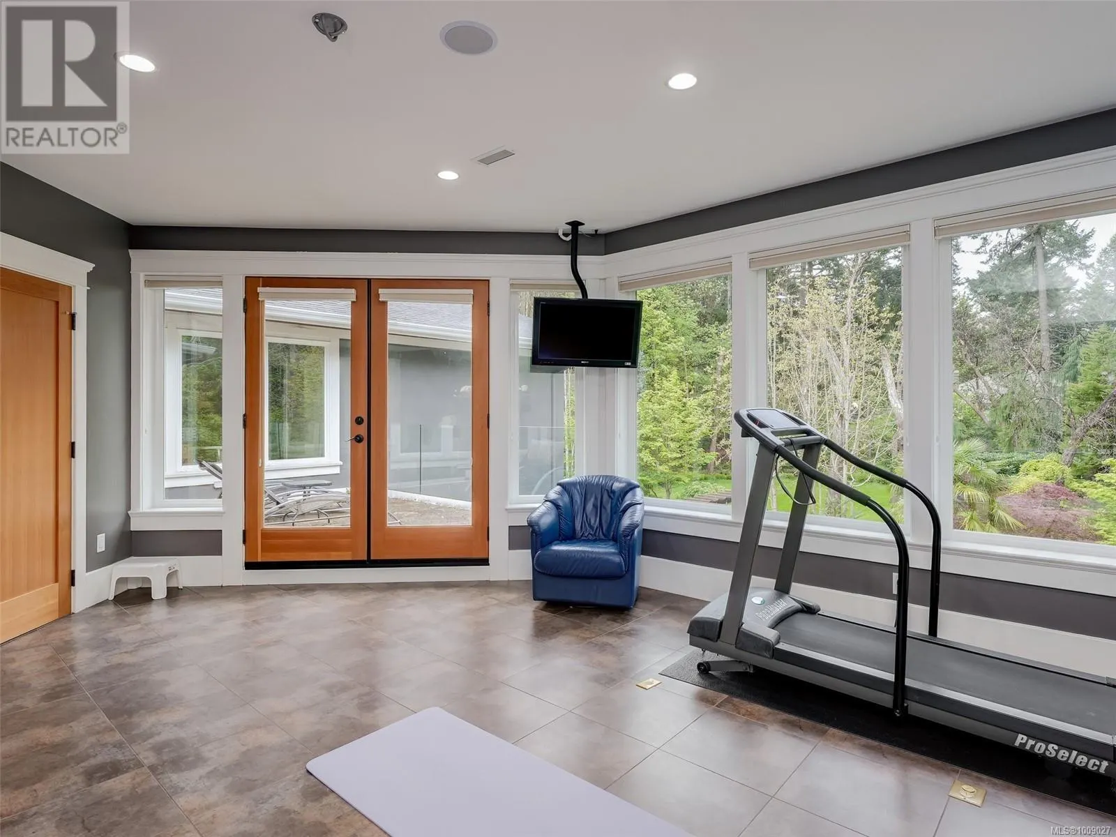 2615 Queenswood Dr