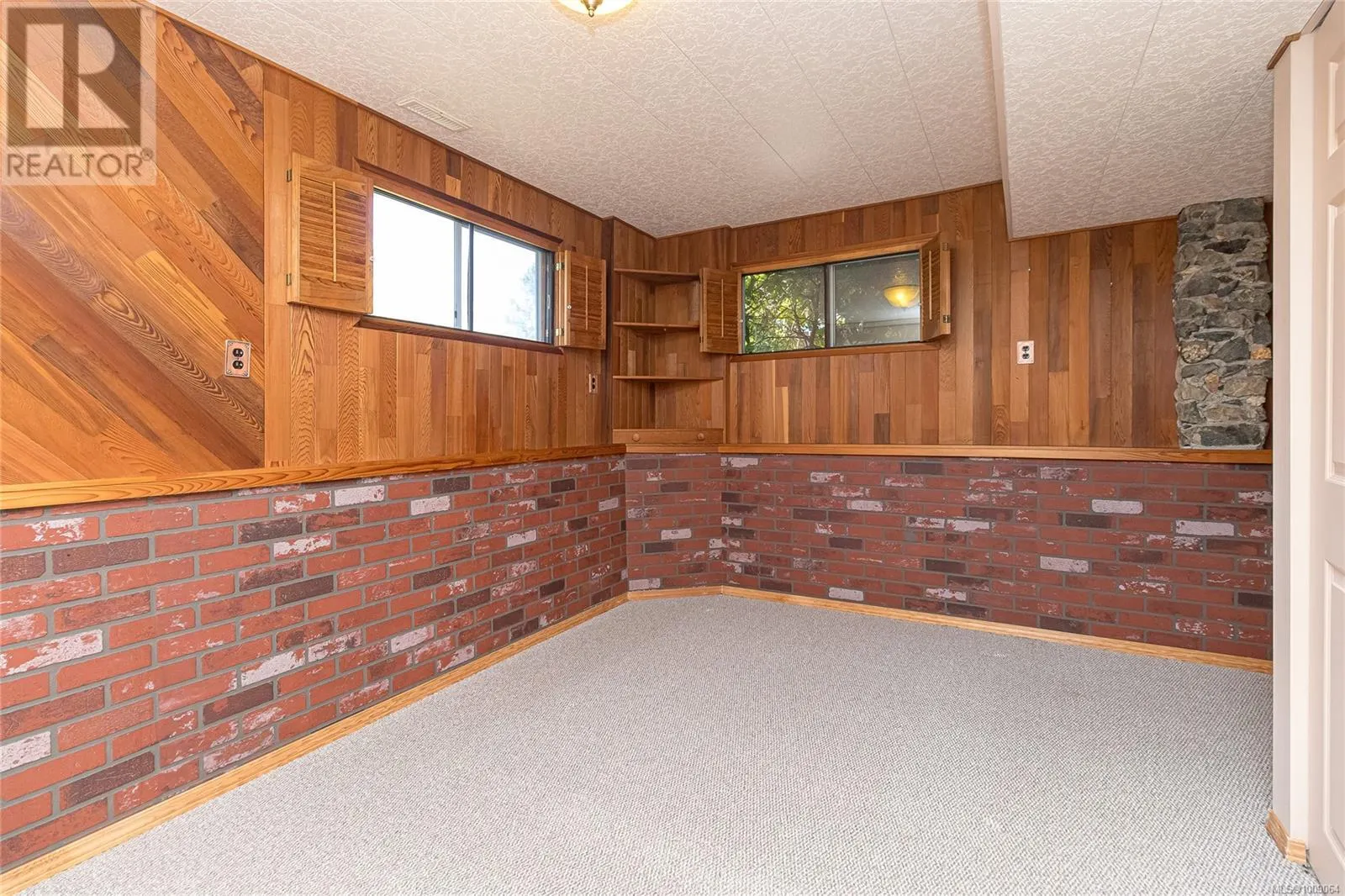 912 Burnside Rd W