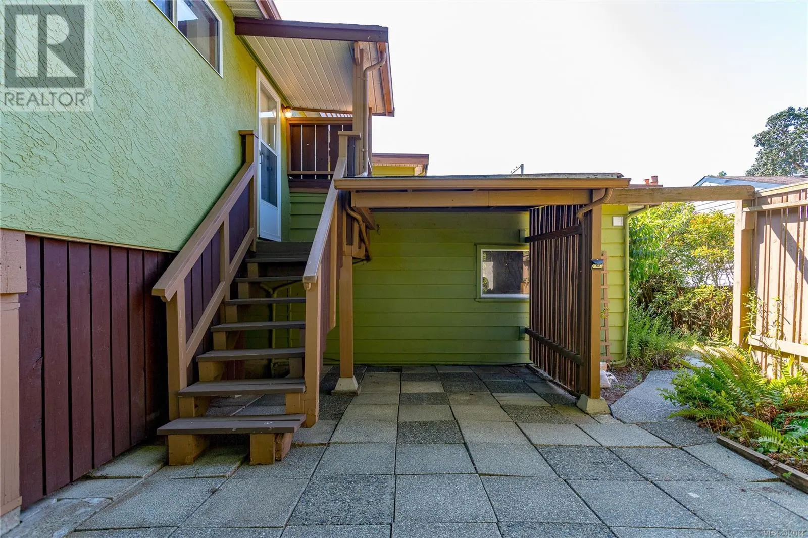 912 Burnside Rd W