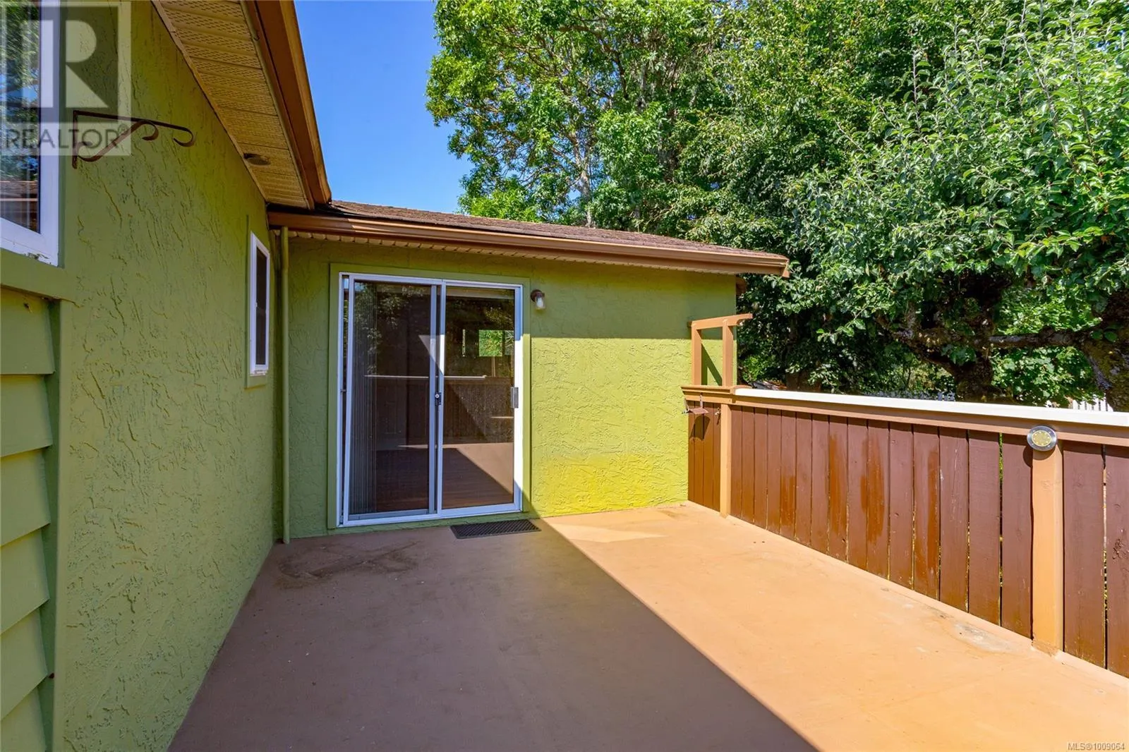 912 Burnside Rd W