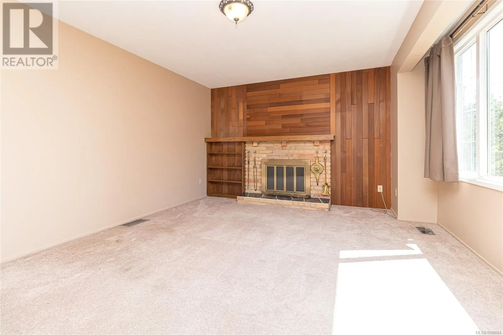 912 Burnside Rd W