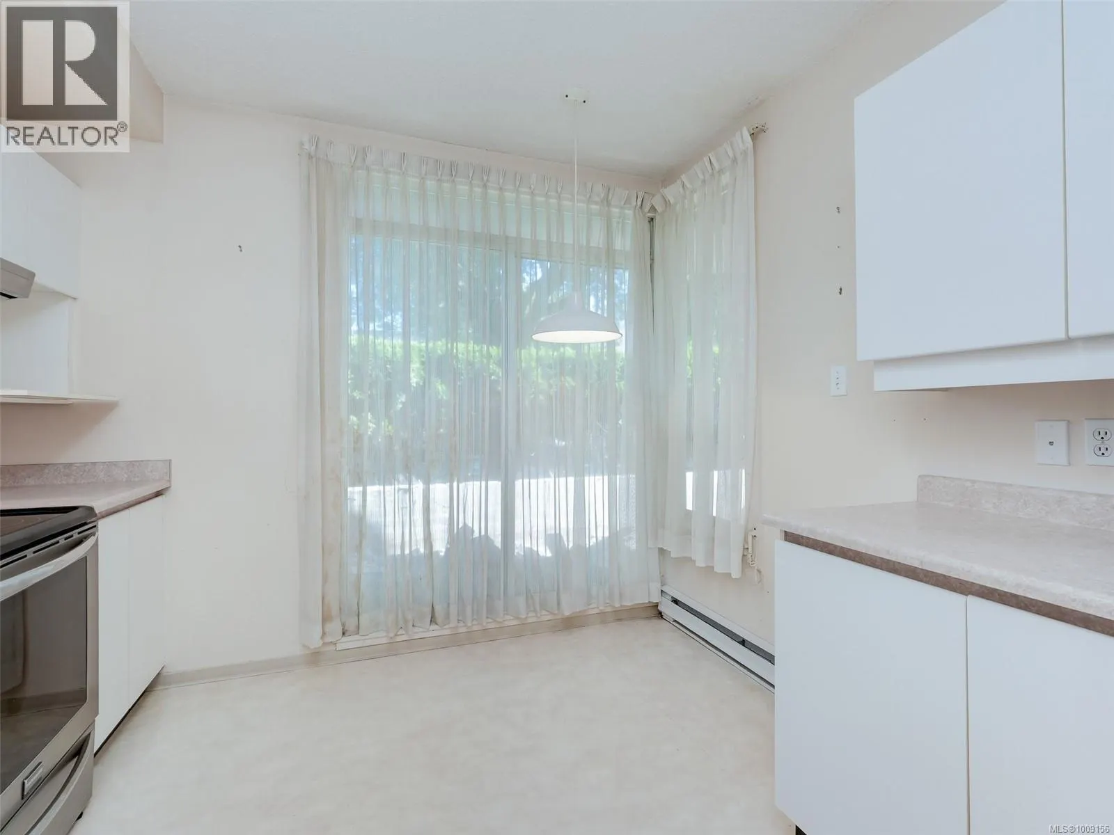 205 1010 View St