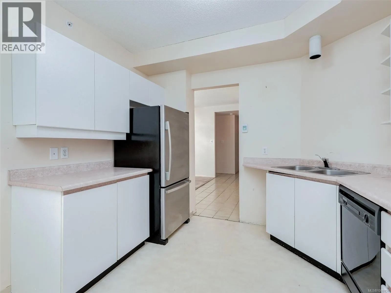 205 1010 View St