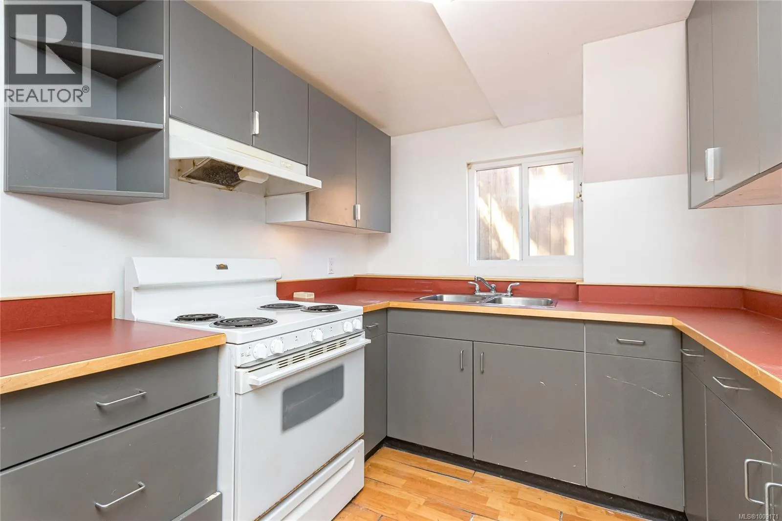 745 Newbury St