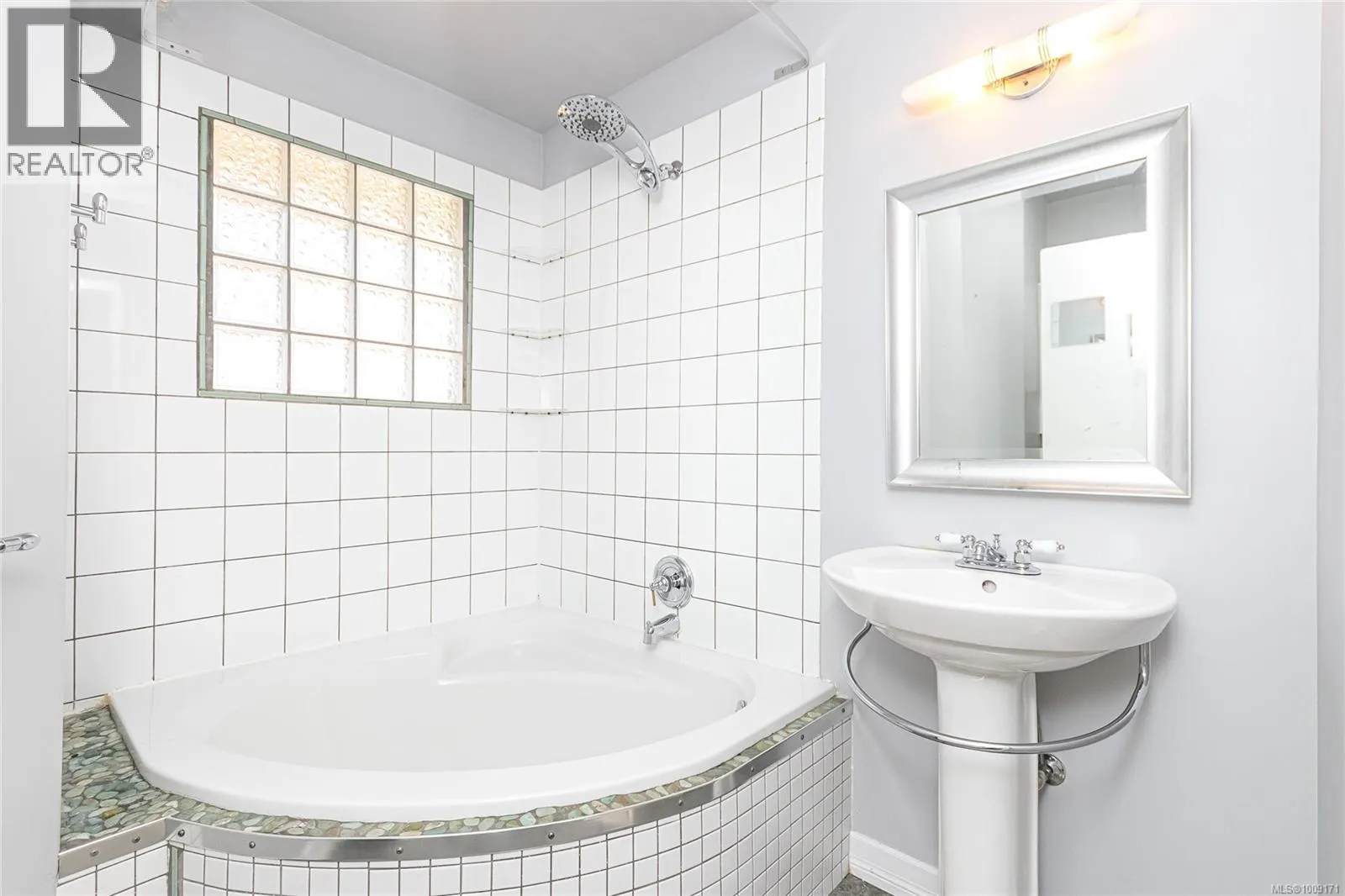 745 Newbury St