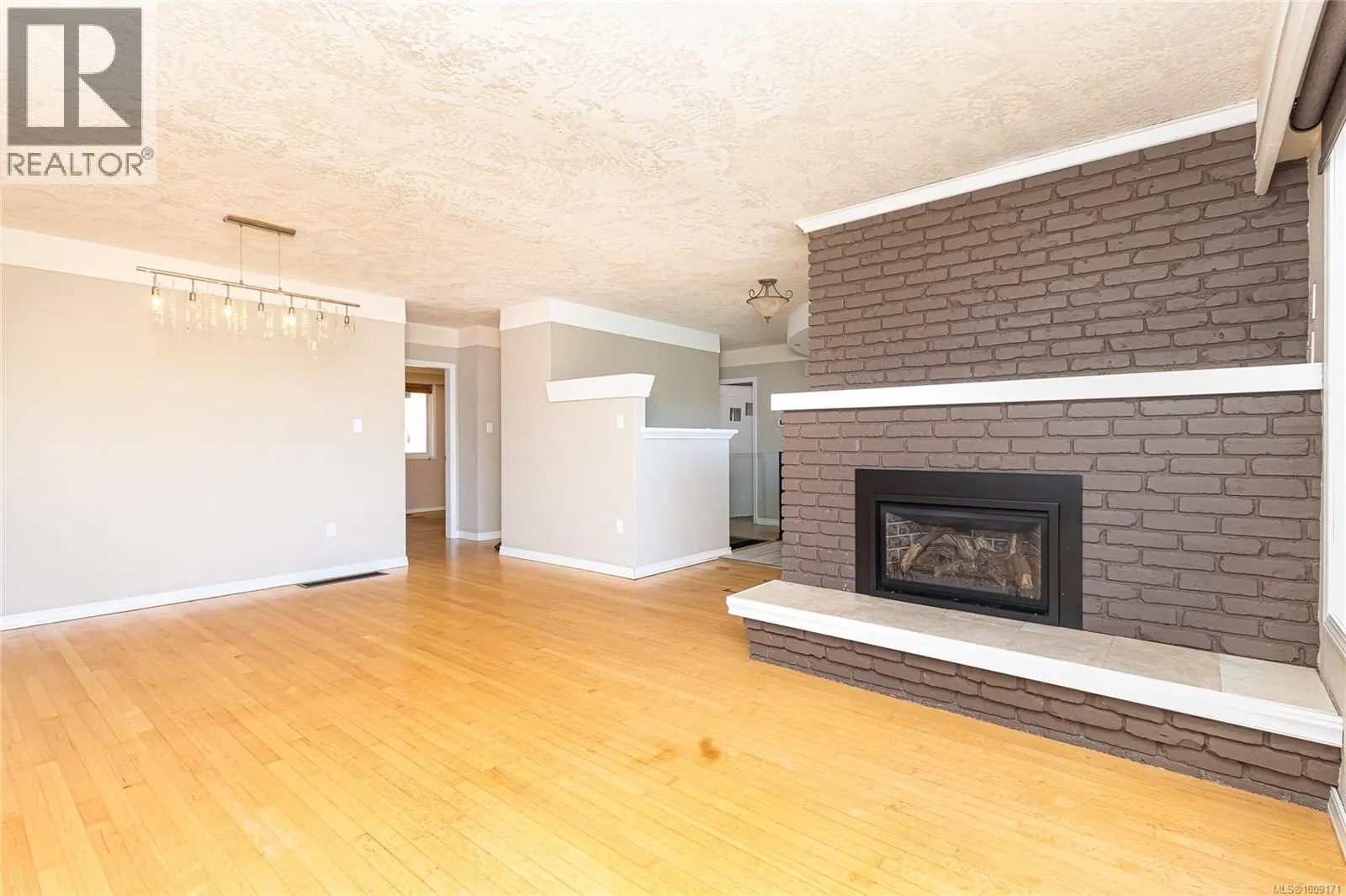 745 Newbury St
