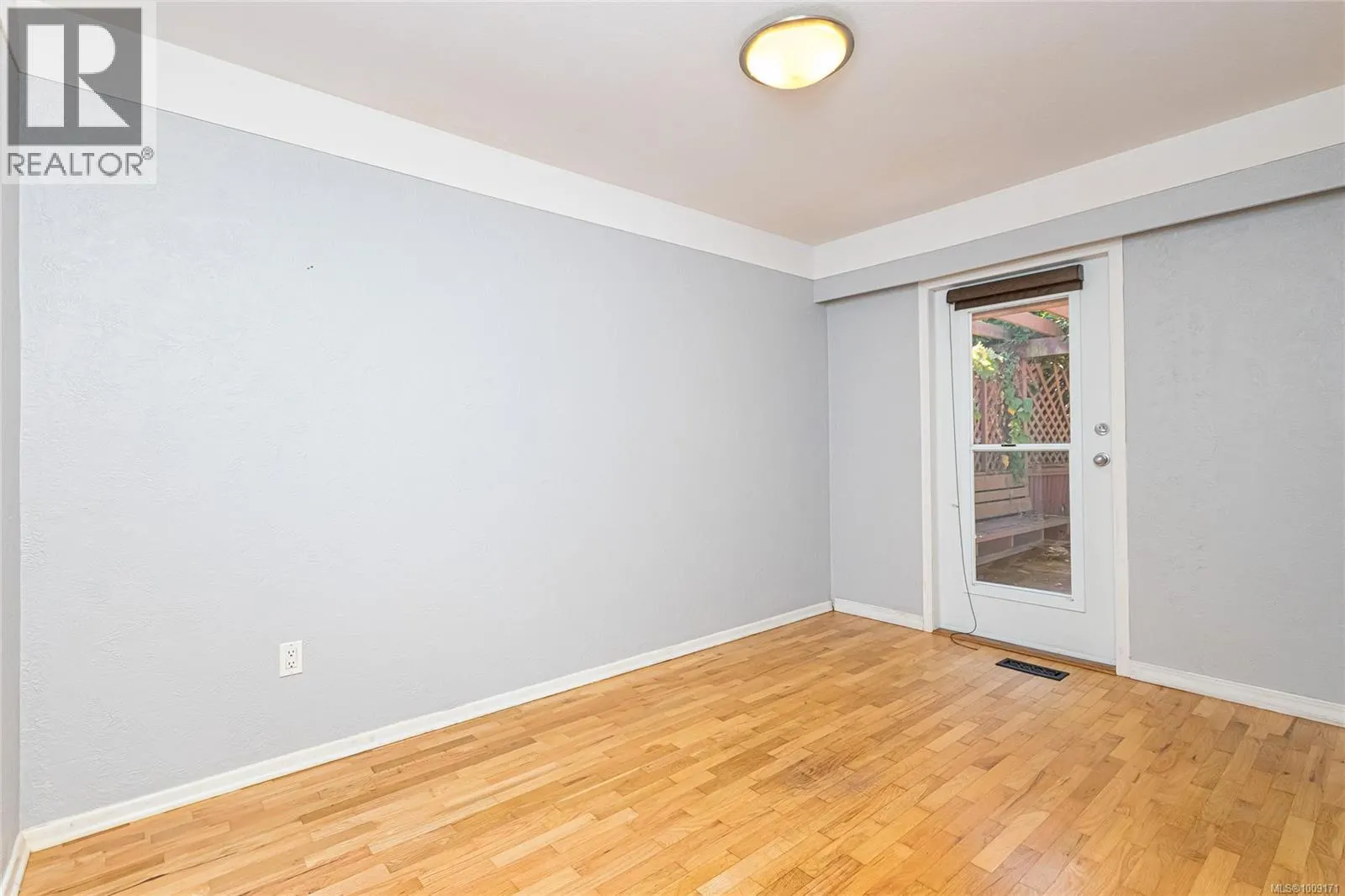 745 Newbury St