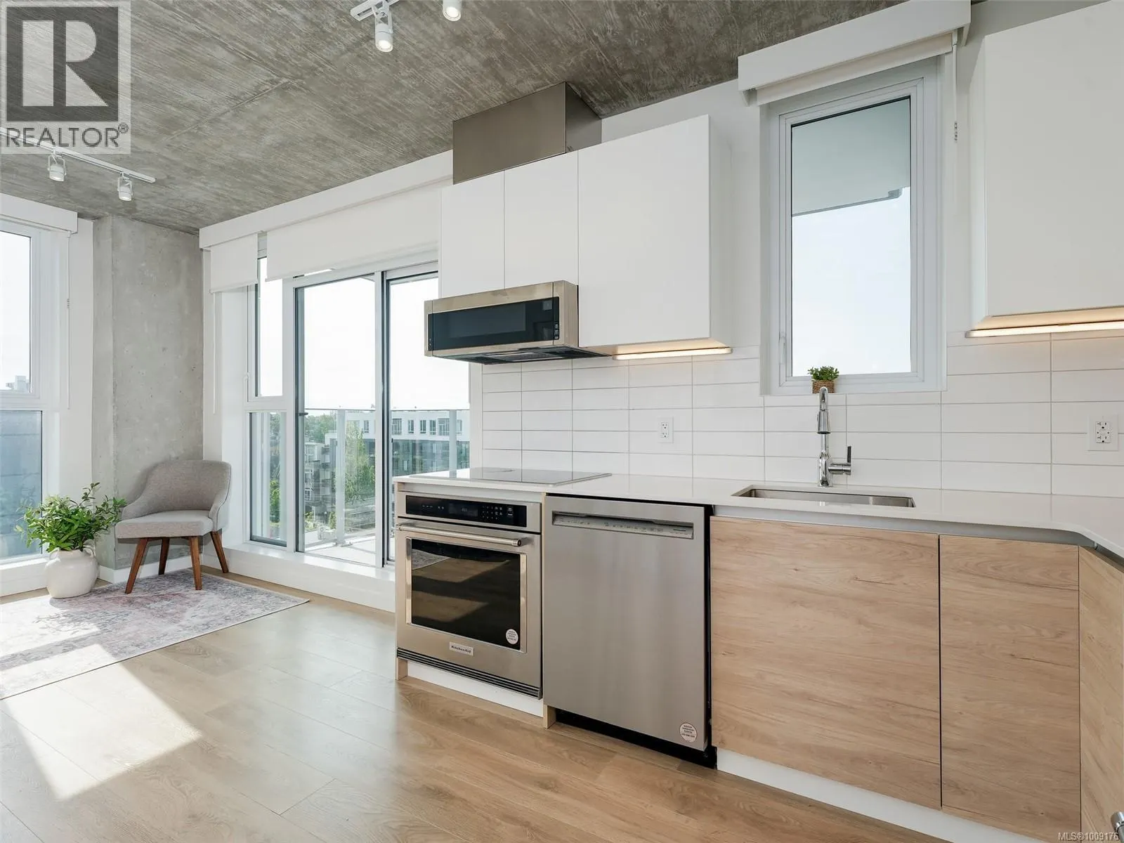 707 1097 View St