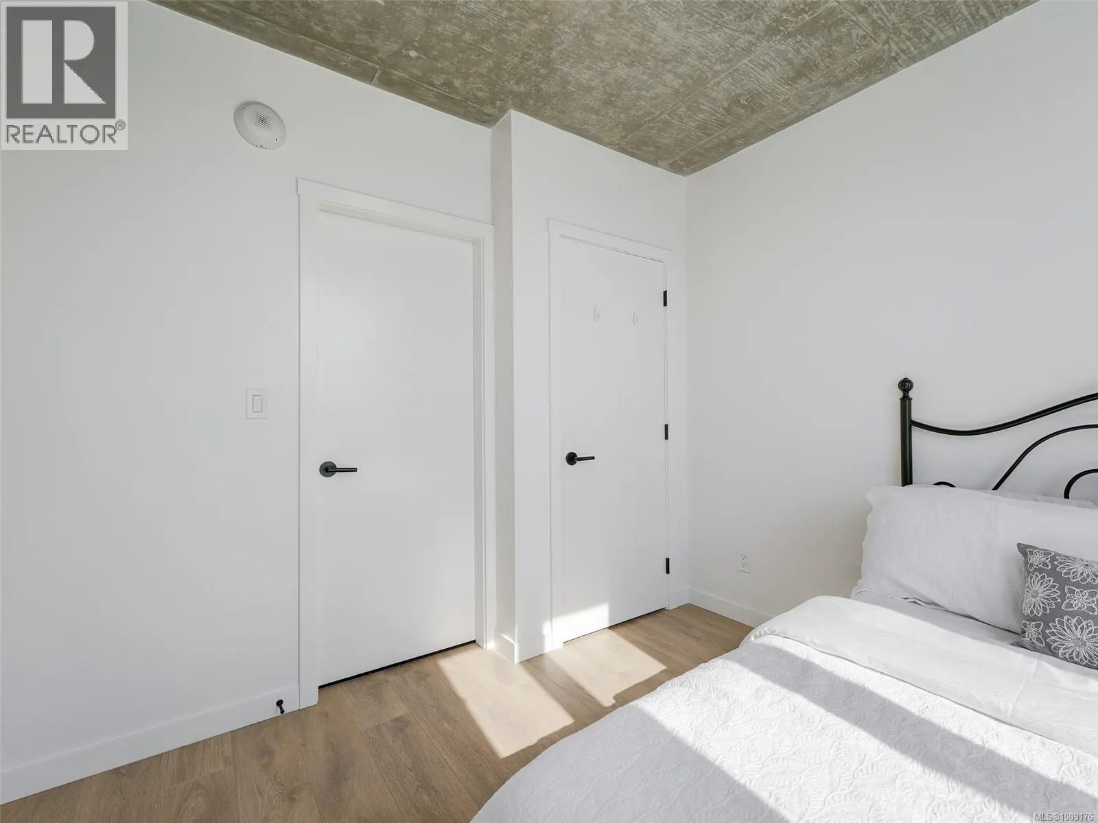 707 1097 View St