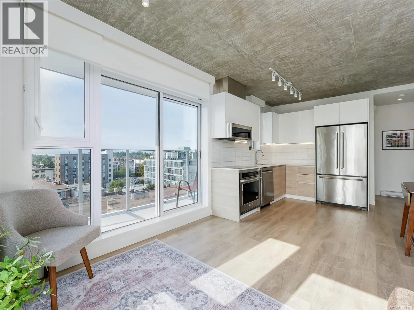 707 1097 View St