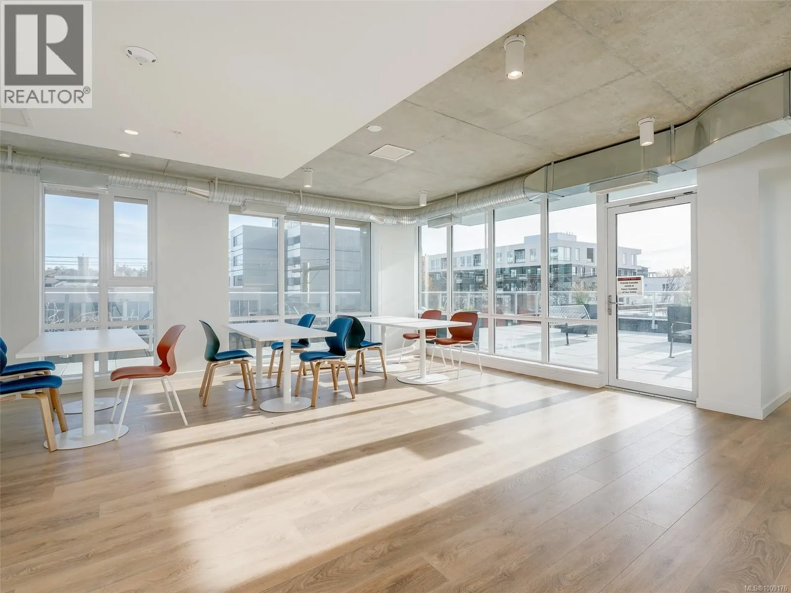 707 1097 View St