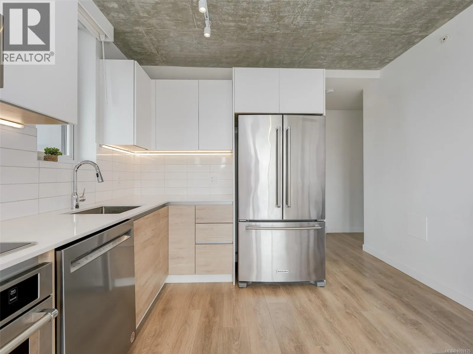 707 1097 View St